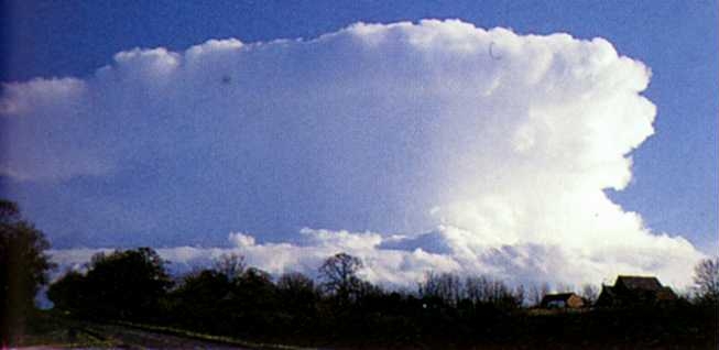 Weerhuisje.eu - De levensloop van een Onweersbui - Het aambeeld van een volgroeide onweersbui