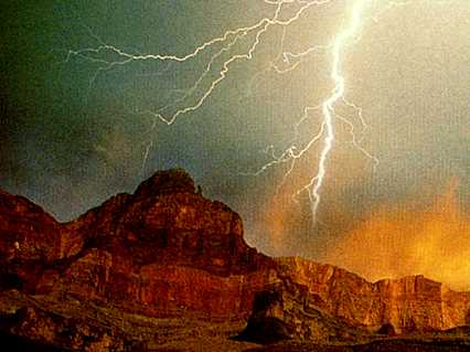 Weerhuisje.eu - Electrische Verschijnselen - Donder en Bliksem - Een wolk-grondontlading bij de Grand Canyon in Arizona (Verenigde Staten)