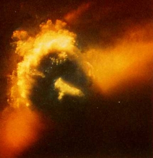 Weerhuisje.eu - Electrische Verschijnselen - Donder en Bliksem - De astronauten van de spaceshuttle Discovery fotografeerden deze Cumulonimbus die door bliksem in de wolk oplicht
