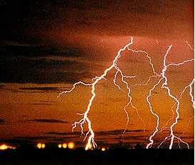 Weerhuisje.eu - Electrische Verschijnselen - Bliksem van Wolk naar Aarde - Hier is de bliksemflits meer roodachtig omdat de wolk veel regen bevat. Het brandgevaar is aanzienlijk kleiner omdat het bij dit soort bliksem dan ook meestal regent