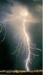 Weerhuisje.eu - Electrische Verschijnselen - Bliksem van Wolk naar Aarde - Witte bliksem van wolk naar aarde duidt op afwezigheid van vocht in de lucht. Daarom is de kans op brand bij deze vorm van bliksem het grootst