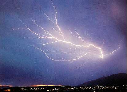 Weerhuisje.eu - Electrische Verschijnselen - Bliksem van Wolk naar Wolk - Dit soort bliksem komt wereldwijd voor. Het komt veel voor in de tropen maar niet in Antartica. Meestal gaat dit gepaard met zware regen of hagel en een krachtige wind vanuit de onweerswolk