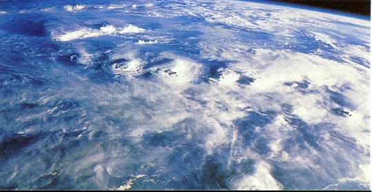 Weerhuisje.eu - De levensloop van een Onweersbui - Een buienlijn, zoals deze boven de Ivoorkust, ontstaat langs een koudefront en wordt hierdoor gevoed