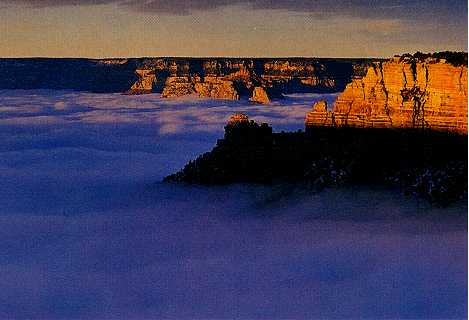 Weerhuisje.eu - Het weer en het landschap - Invloed van Land en Zee op de Weersystemen - Dalmist, zoals hier in de Grand Canyon in Arizona, ontstaat wanneer koude lucht in een vallei zakt en 's nachts afkoelt tot het condensatiepunt