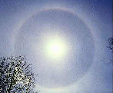 Weerhuisje.eu - Kleuren aan de Hemel - Halo's - Een 22-graden-halo rond de maan boven de noordpool