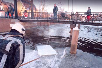 Weerhuisje.eu - Natuurijs - ijstransplantatie, soms nodig voor de Elfstedentocht