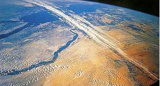 Weerhuisje.eu - Moniale Winden - Een Tropische Verrassing - Straalstroomwolken over Egypte en de Rode Zee. De Rode Zee ligt boven in beeld en de Nijl ligt in het centrum