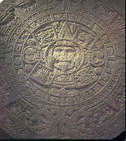 Weerhuisje.eu - Vroege beschavingen - Sjamanen en Priesters - Tonatiuh, bij de Azteken de god van de zon, is hier afgebeeld in het midden van een kalendersteen. Zoals vele volkeren beschouwden ook de Azteken de zon als een godheid die de bewegingen van de hemellichamen, het weer en dus ook het leven van de mens bestuurde