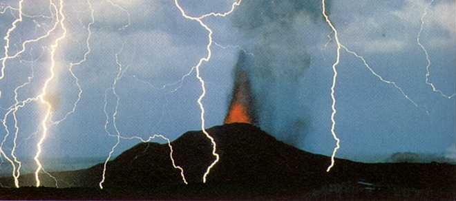 Weerhuisje.eu - Electrische Verschijnselen - Donder en Bliksem - Vulkanische uitbrstingen, zoals deze van de Kilauea op Hawaï, gaan vaak gepaard met bliksem